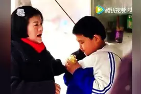 美女老师课堂遭戏弄！笑晕！图片