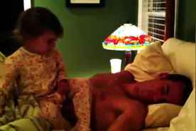 爸爸假装睡觉，宝宝叫爸爸起床，接下来一幕让妈妈笑坏了！图片