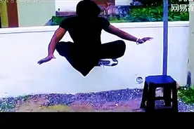 功夫？魔术？外国小伙现场表演绝妙悬空术图片