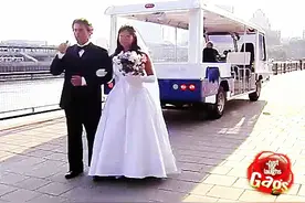 新婚夫妇拍婚纱照，新娘突然被拽跑了，路人赶忙一路狂追！图片