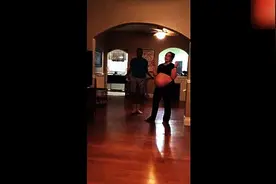 孕妈与肚子里的宝宝大跳劲歌热舞，准爸爸也超级配合，太给力啦!图片