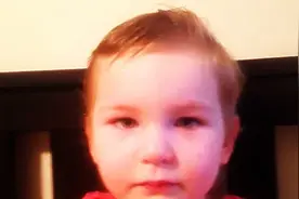 三岁小萝莉自己剪掉长发，她的理由让爸比哭笑不得...图片