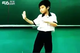 这孩子教室跳销魂版江南style，谁家熊孩子？赶紧领走！图片