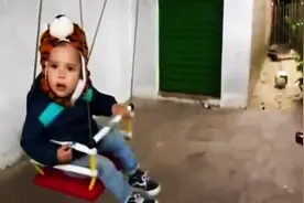 将毒蛇当成玩具，1岁幼童将蛇活活咬死视频封面