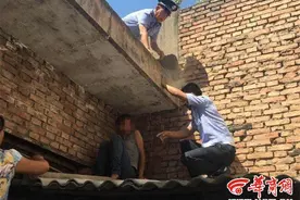 咸阳一女子爬上房顶大喊“救命” 原来患精神分裂图片