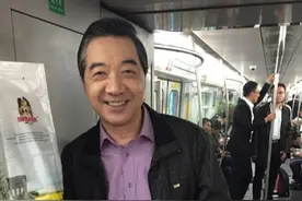 局座张召忠坐地铁被偶遇 变低头族手机不离手图片