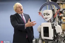 搞笑担当！英国外交大臣与日本机器人有趣互动图片