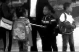 榆林一老师为学生撑伞家长点赞 回应称是举手之劳图片