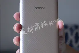 新买华为荣耀手机确认有质量问题 商家却以细微磨损为由不肯更换图片