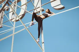 Nike Cortez经典阿甘鞋红翻天 贝拉、周冬雨都在穿图片