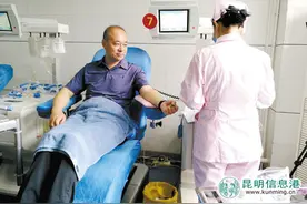 六旬志愿者吕林获云南首个“无偿献血终身荣誉奖”图片