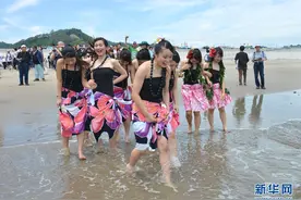 日本核事故后首次重开部分海滩 人们不畏辐射戏水玩耍图片