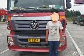 父亲让未成年儿子无证驾大车上路 自己躺后座睡觉图片