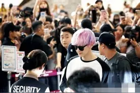 EXO现身机场人气太旺遭围堵 灿烈葡萄紫发伯贤素颜吸睛图片