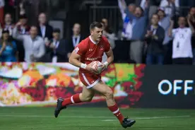 费城老鹰签约英式橄榄球明星亚当-扎鲁巴图片