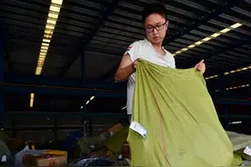 男孩为筹学费通宵达旦当快递分拣员 计划坚持到开学前图片