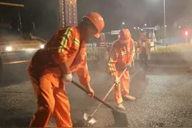 脚踩滚烫沥青感受半夜里的“桑拿天” 为道路养护工点赞！图片