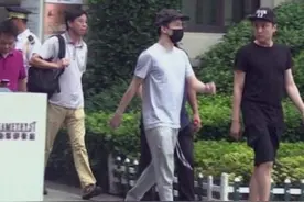 薛之谦带父亲看房逛家具城 好兄弟朱桢全程陪同图片