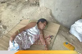 流浪女桥下居住数月，村民盼望其找到回家路图片