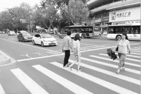 石家庄：89岁老人过马路 出租车停下让行图片