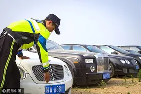 多辆豪华婚车成排摆放 都是套牌被查扣图片