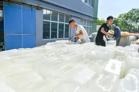 长兴：高温持续 冰块热销图片