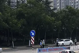 强行闯卡还撞飞交警！这个司机你摊上大事了！图片