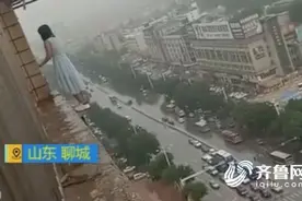 惊险万分！21岁女子跳楼轻生 落在消防气垫面部受伤图片
