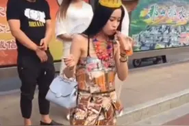 女子作死为了防暑竟穿着辣条上街，接下来的举动让人傻眼图片