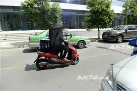 烈日下戴面纱送外卖的小哥火了 他说想给脸做手术过普通生活图片