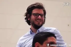 恶作剧！电梯上的回眸一笑