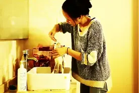 享受洗澡的猫先森和讨厌洗澡的猫小姐图片