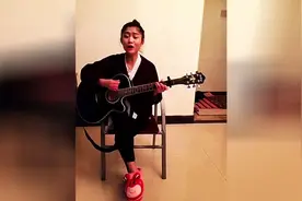 美女吉他轻声弹唱《情非得已》图片