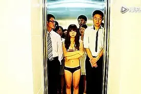 美女乘电梯，男人都看傻了图片