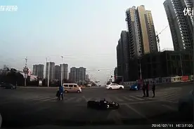 看“实拍”，面包车和摩托车相撞图片