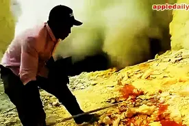 火山口惊险的硫磺开采过程图片