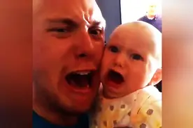 爸爸和宝宝脸贴脸，爸爸突然吼了一嗓子，宝宝的反应让人好心痛！图片