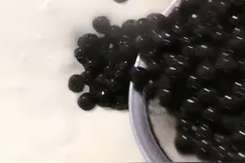 巧克力珍珠爆浆蛋糕，好吃又美味，喜欢的朋友可以学学。图片