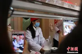 江西高校“食堂女神”走红 遭围观不敢摘口罩图片