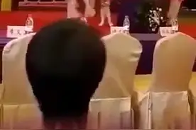 那些舞台表演失误搞笑合集！图片