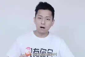 小伙拆一百个奇趣蛋！里面都有些什么好东西呢图片