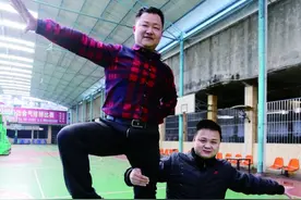 “倒立下楼梯107级”打破吉尼斯纪录图片