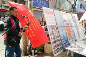 六旬老人马小瑛新华街卖唱救助流浪小动物图片