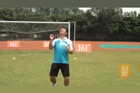 足球教学：胸部停球图片