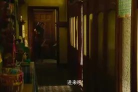 带女朋友回家，看到这一幕，好尴尬图片