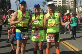 77岁成都老人跑完洛杉矶全马 豪言80岁前完赛六大满贯图片