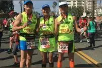 77岁老人跑完洛杉矶全马 称80岁前跑完六大满贯图片