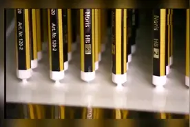 铅笔的笔芯是怎么放进木头里的？看完就知道铅笔是怎么制造了图片