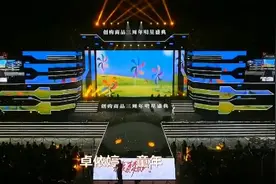 经典老歌：《童年》，最美卓依婷翻唱，现场图片