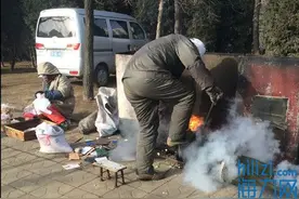 老人路边蹦爆米花图片